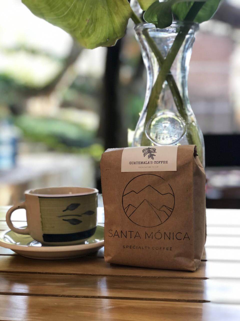 The Red Bourbon Variety, a family favorite, has a long history in the coffee world. It is an arabica coffee, similar to the original coffee discovered in Ethiopia. Itś aroma is floral, with citric notes to it. In the cup, it has strong notes of dark chocolate, caramel and faint hints of dried fruits.